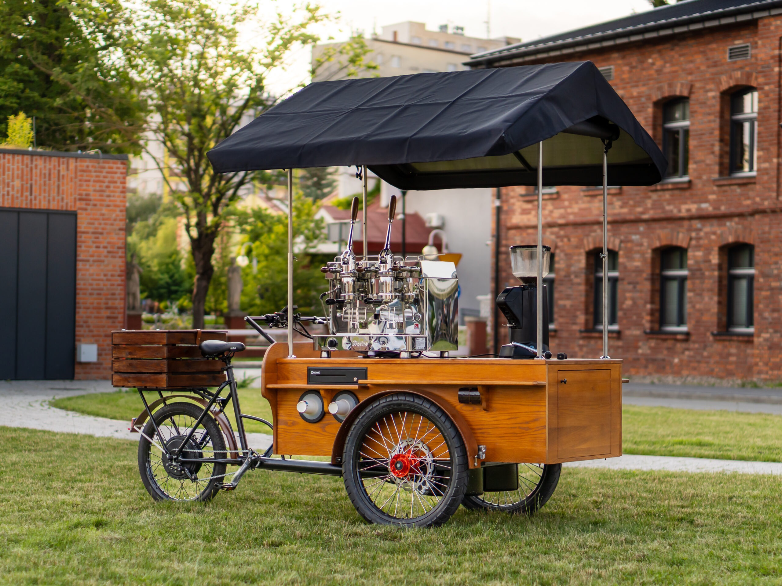 Rower gastronomiczny BBS Bike – mobilna kawiarnia z drewnianą zabudową i hydraulicznymi hamulcami