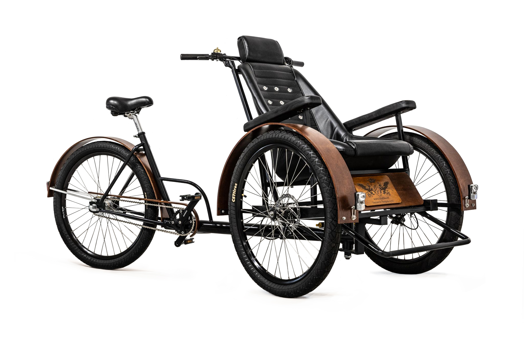 Elegancka riksza medyczna BBSBike w kolorze czarnym z brązowymi drewnianymi błotnikami, wyposażona w szeroki, komfortowy fotel pasażerski z zagłówkiem i podłokietnikami. Trójkołowy rower przeznaczony do bezpiecznego transportu seniorów i osób z ograniczeniami ruchowymi, idealny dla mobilnej pomocy.